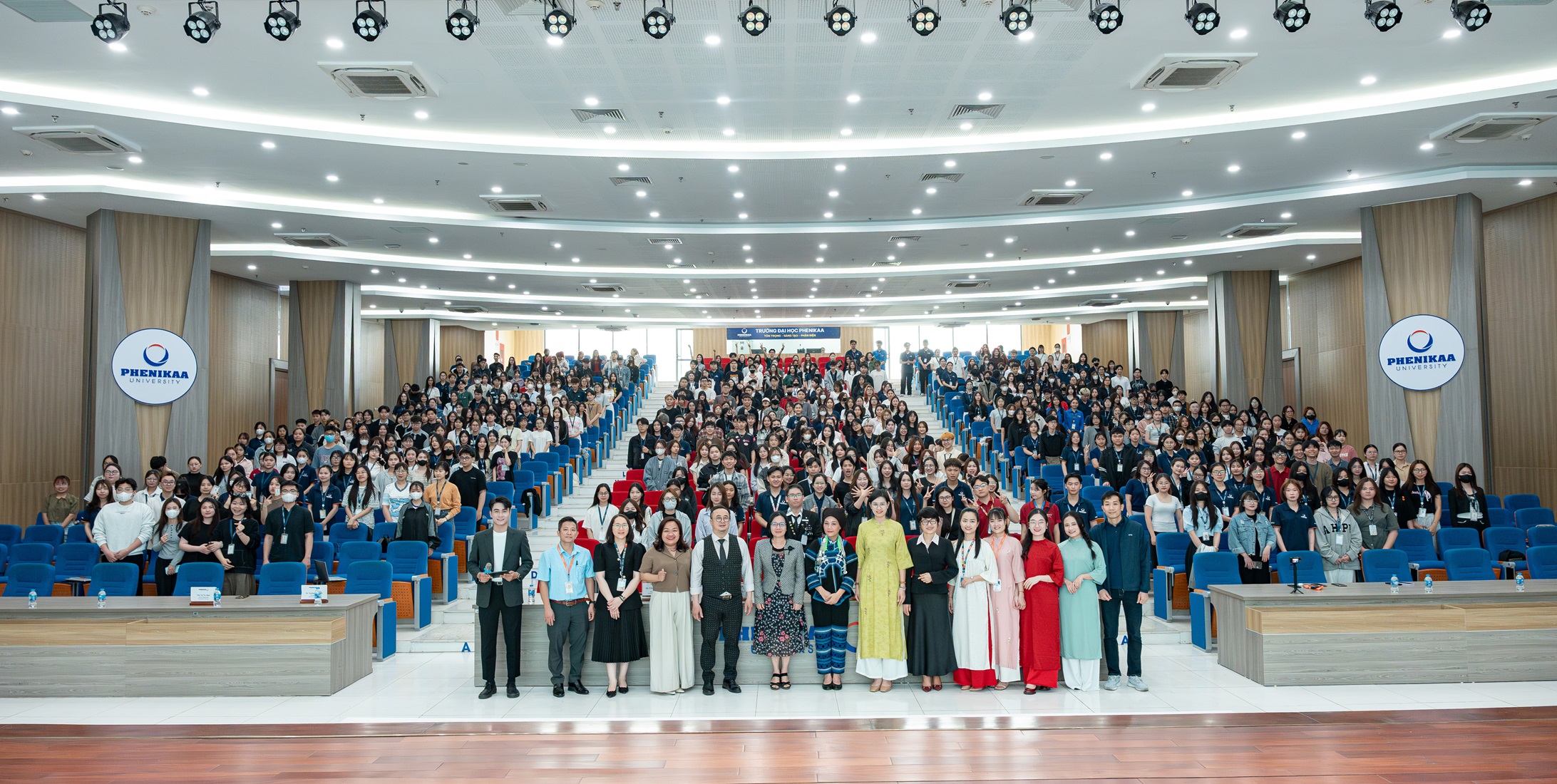 “Dám sống một cuộc đời rực rỡ” - Hành trình 99 ngày xuyên Việt và những câu chuyện đầy cảm hứng 