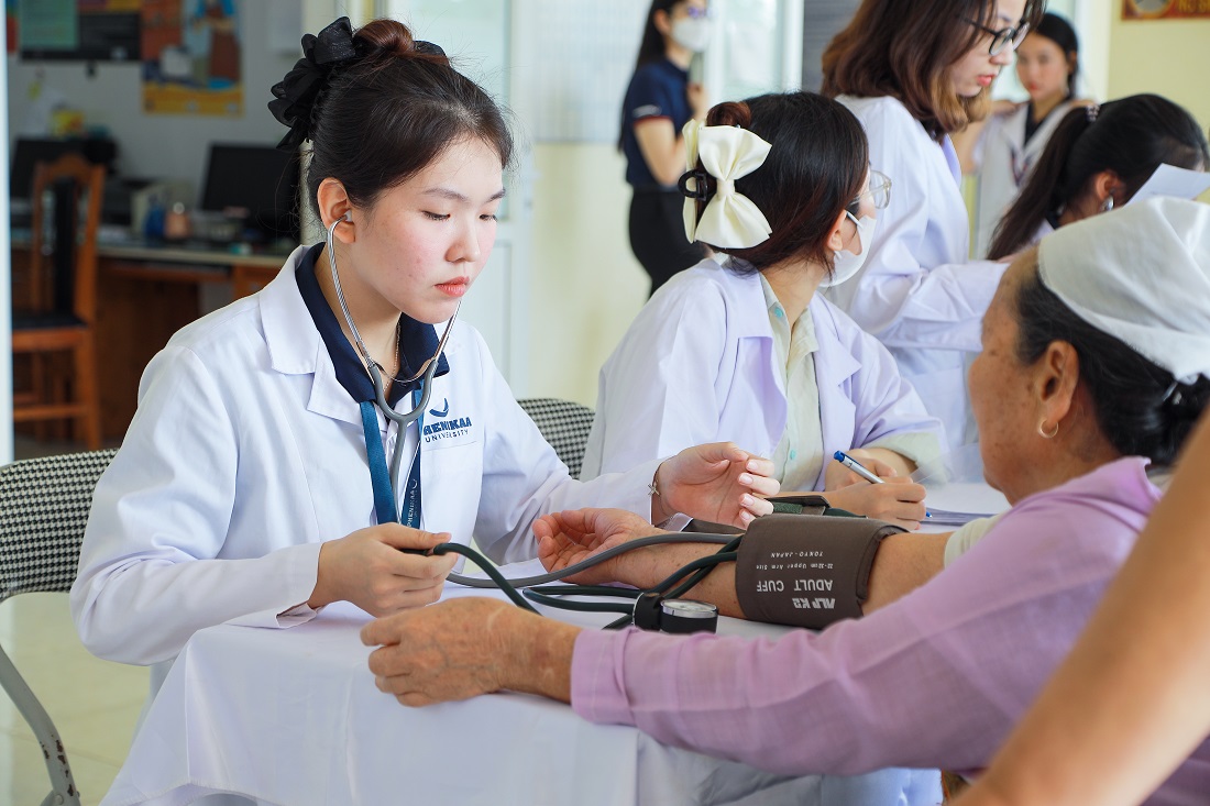 Lan tỏa y đức, thắp sáng niềm tin - Đại học Phenikaa và Bệnh viện Đại học Phenikaa khám chữa bệnh miễn phí tại Hòa Bình