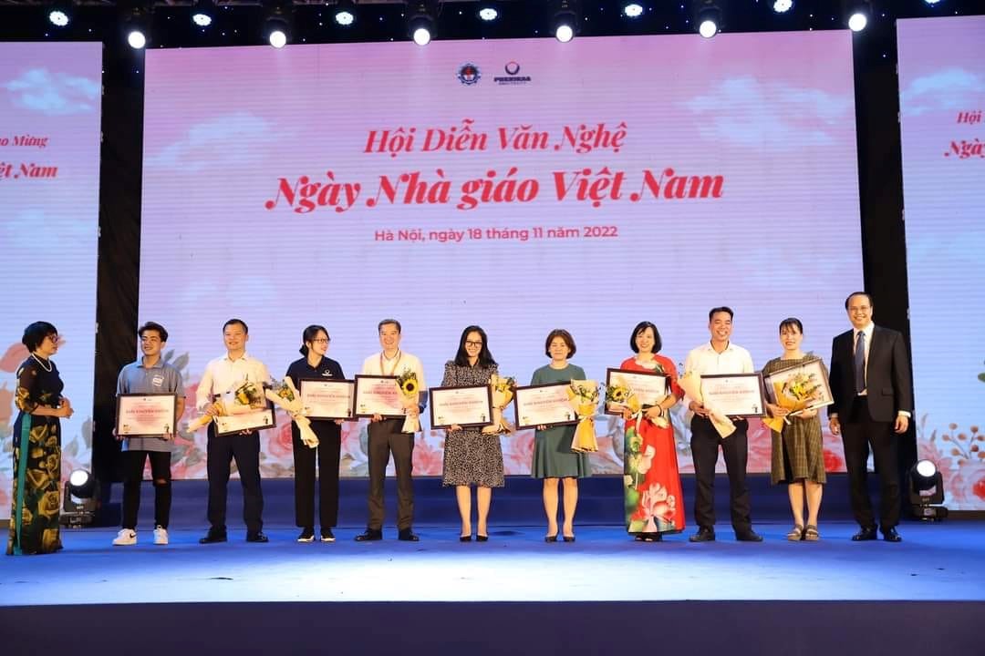 Tràn ngập sắc màu nghệ thuật, Hội diễn văn nghệ sẽ đem đến cho bạn những phút giây thư giãn vô cùng thú vị. Đừng bỏ lỡ hình ảnh giúp bạn tạm thời rời xa những lo toan cảm xúc nhé.